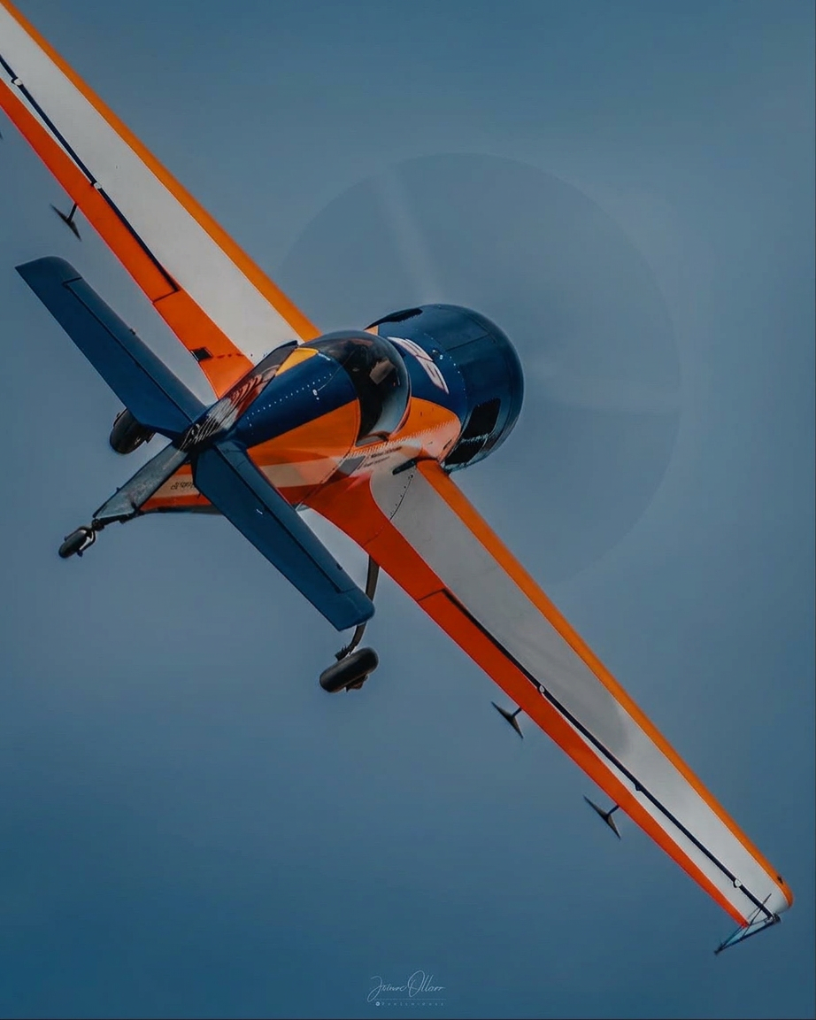 Diving aerobatic pass