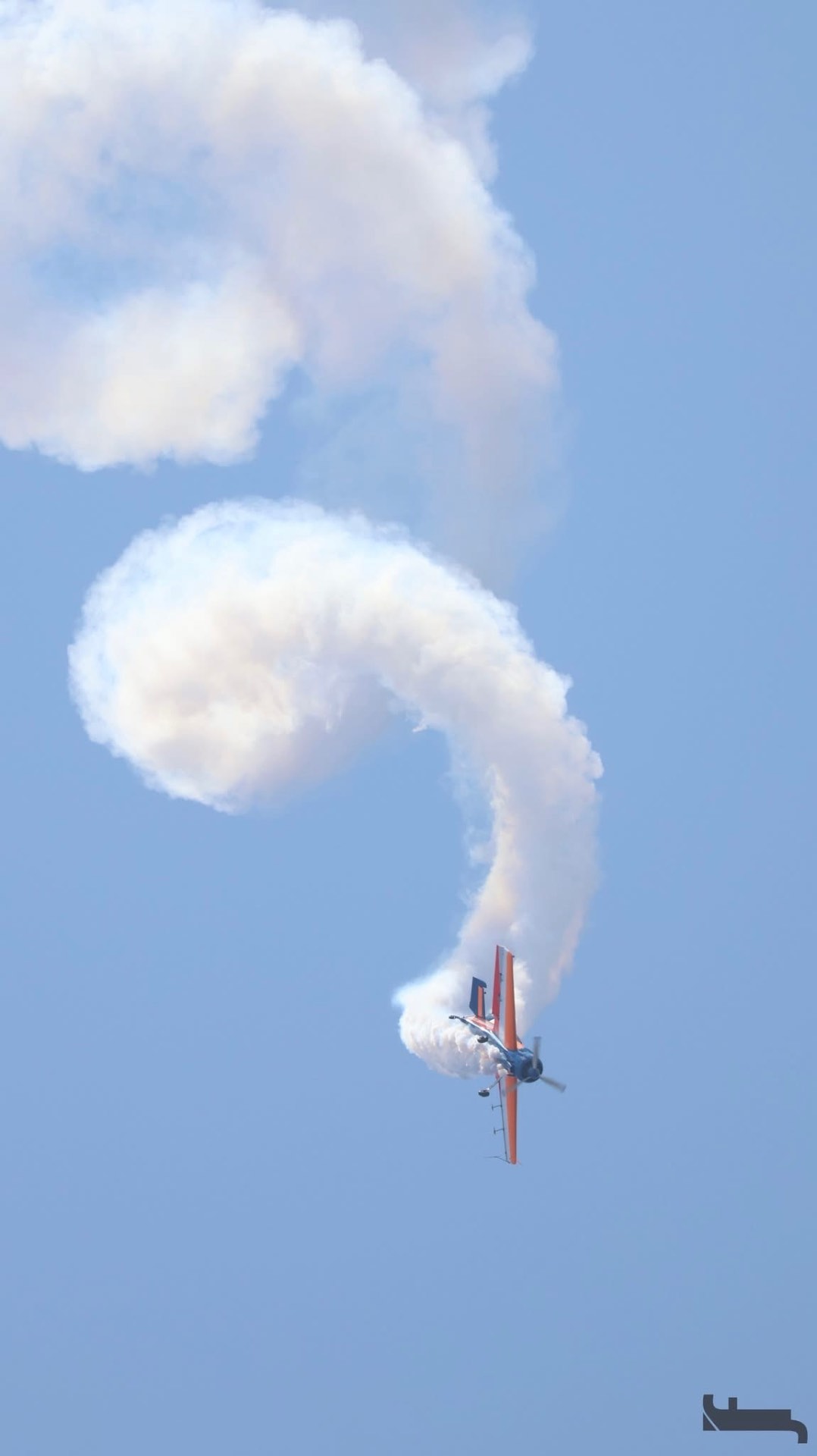 Smoke curl during vertical manoeuvre
